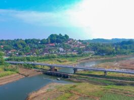 panorama bentangan Jembatan Gunung Kemukus