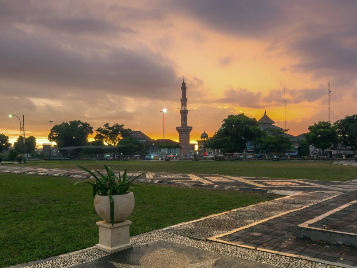 mesjid an-nuur terlihat dari alun-alun