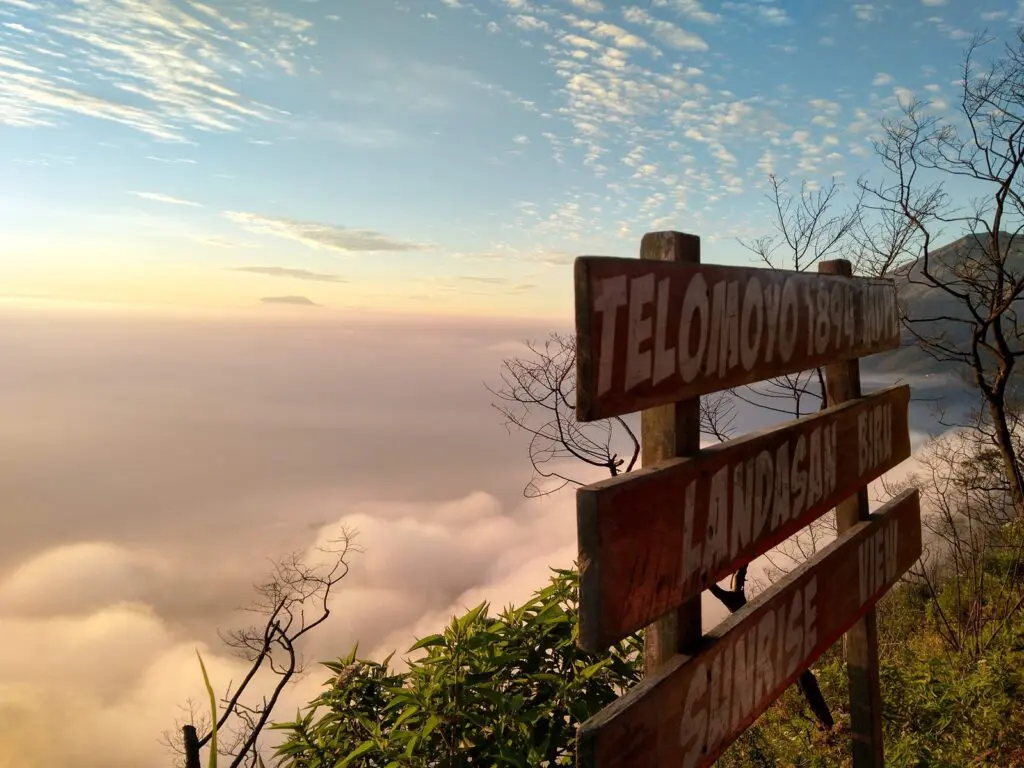 Lapisan awan yang menghiasi panorama pagi hari di puncak Telomoyo