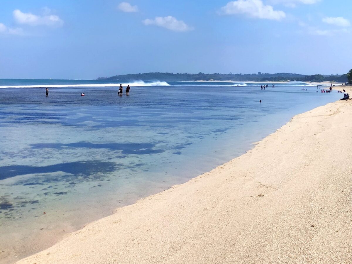 Tepi pantai pangumbahan geopark ciletuh berpasir putih