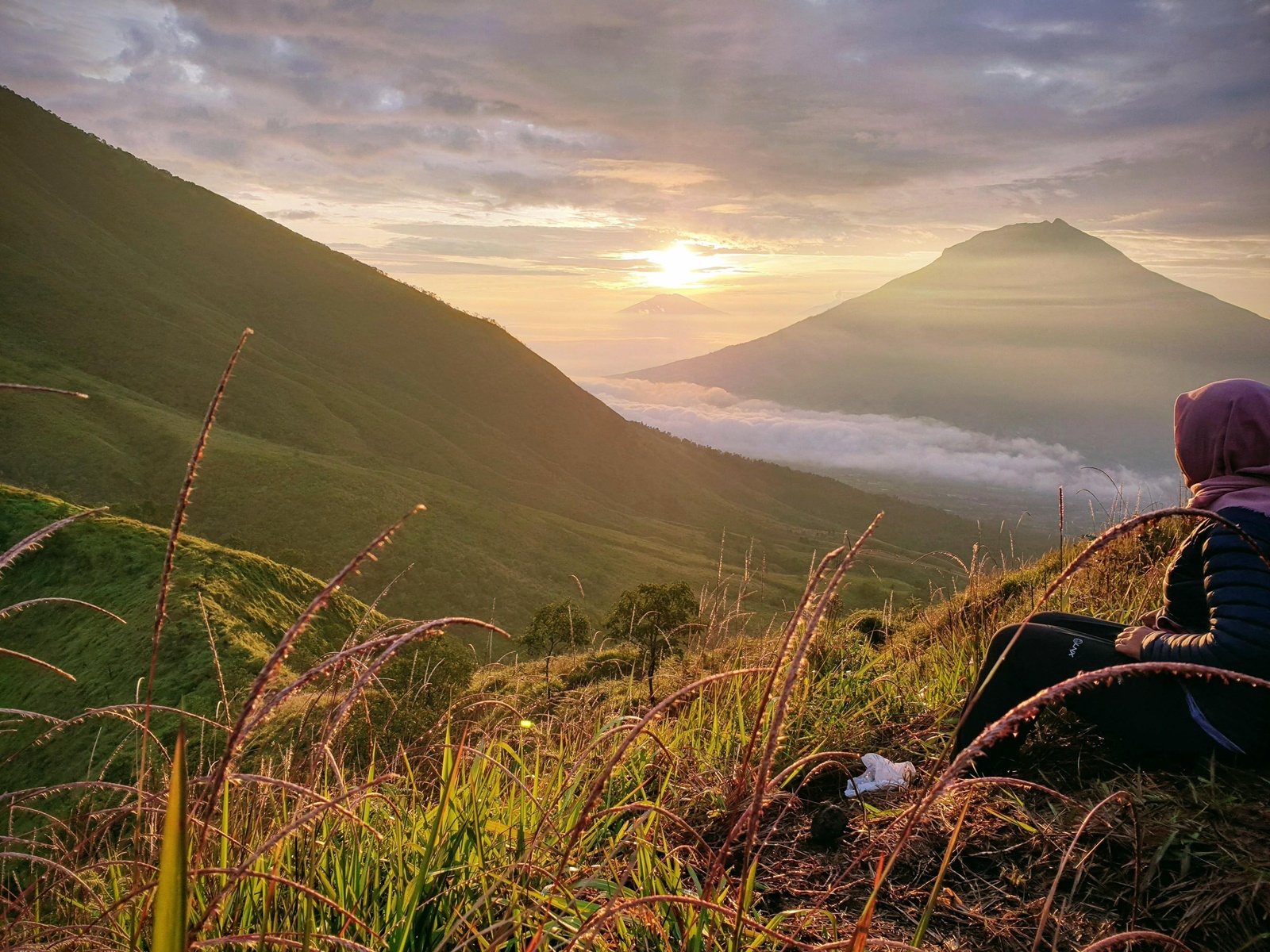 Menyaksikan matahari terbit dari puncak Gunung Kembang