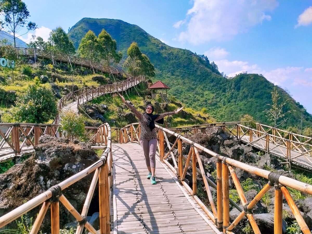 Pengunjung berfoto di salah satu spot jembatan