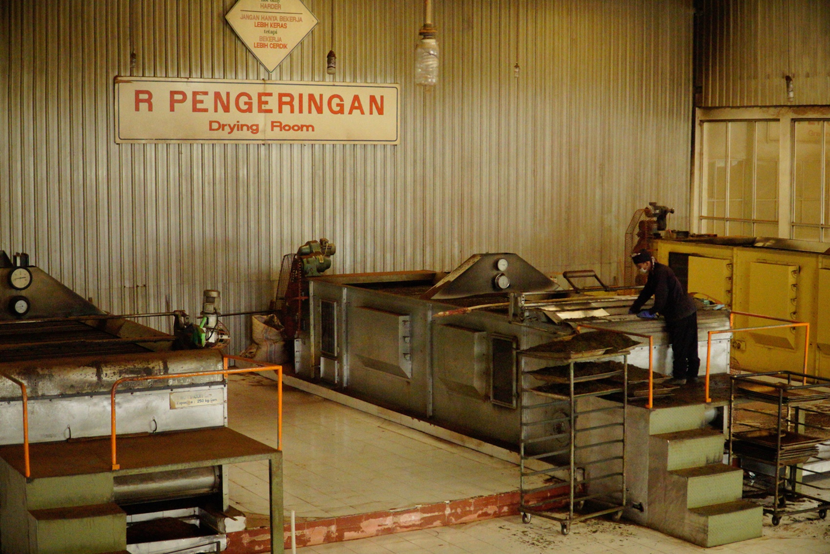 Ruang pengeringan daun teh di pabrik pengolahan