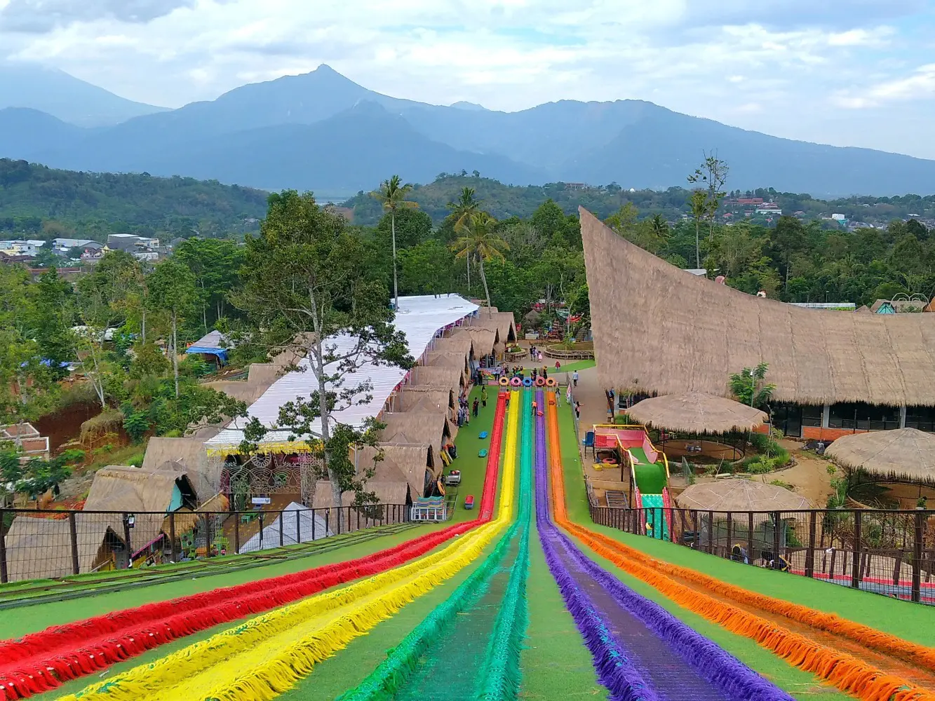 wahana perosotan di dusun semilir berlatar gunung ungaran