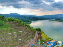 Panorama danau dan perbukitan di kawasan waduk wonorejo