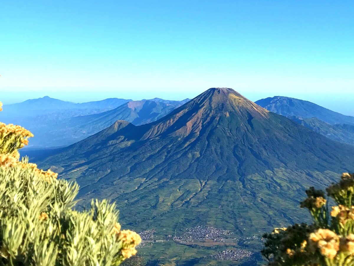 Pemandangan gunung sindoro dari puncak gunung sumbing