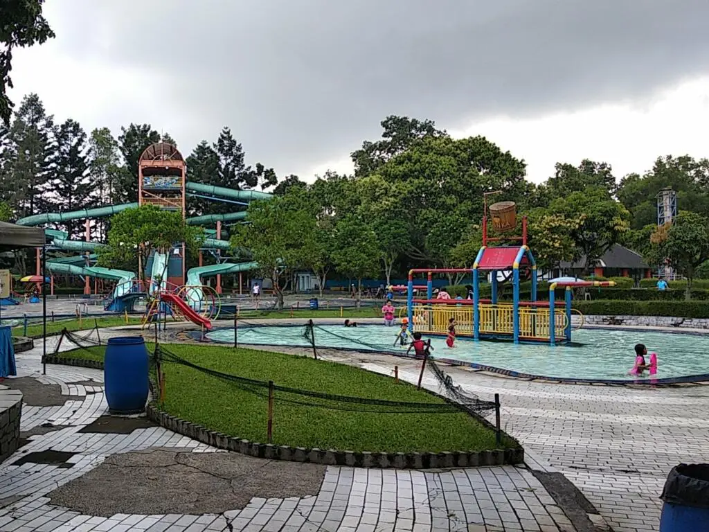 Bandung Indah Waterpark tempat wisata di Bandung bertemakan permainan air