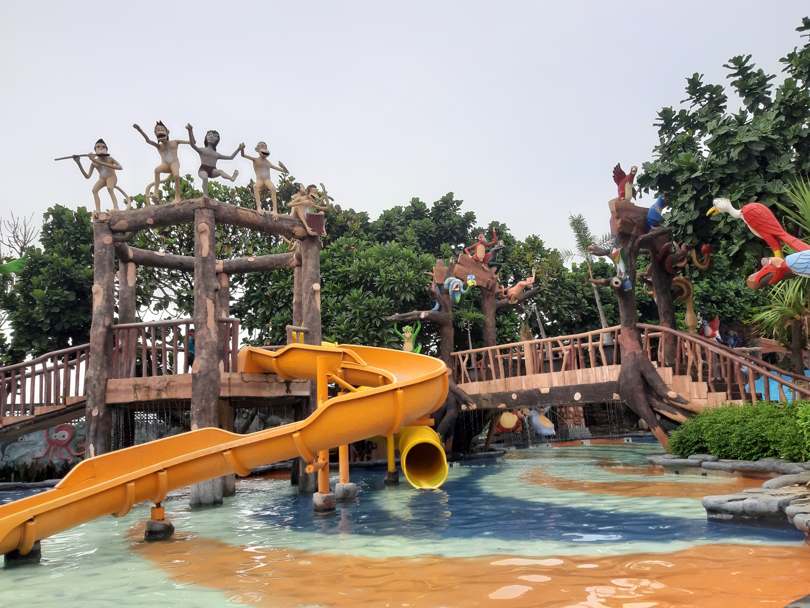 seluncuran Jungle Toon waterpark salah satu tempat wisata di semarang