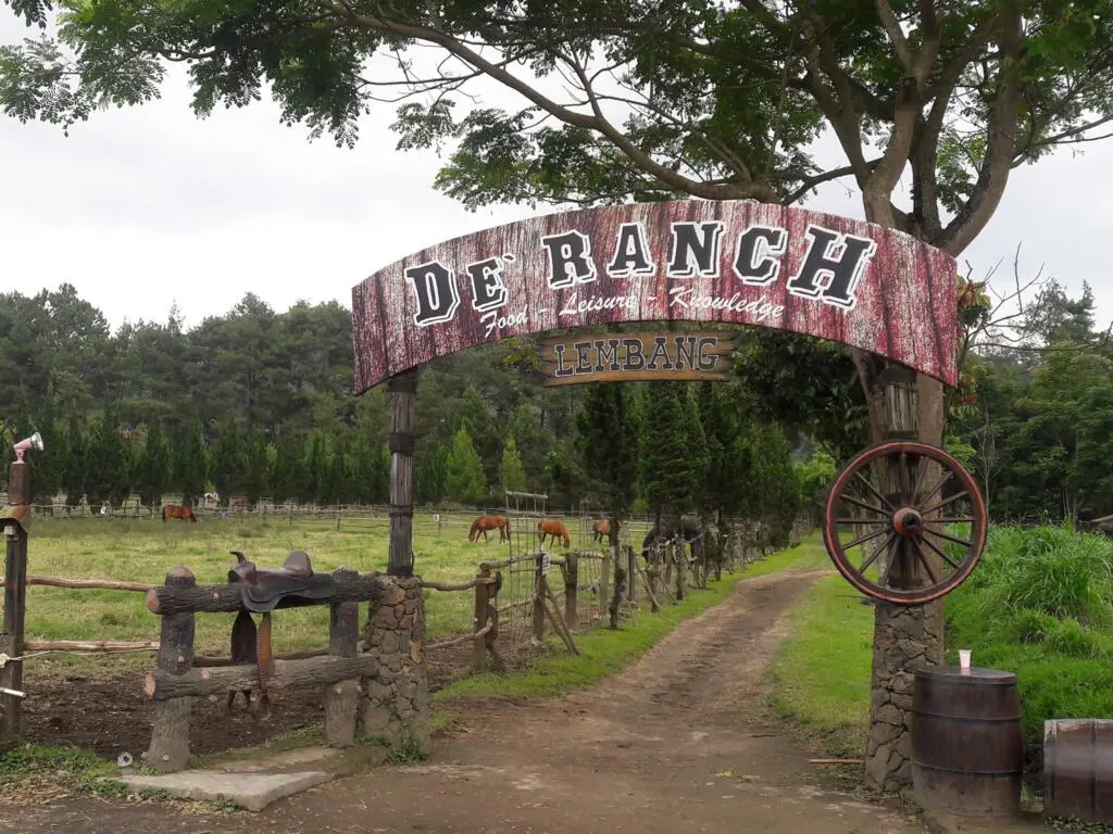 De Ranch tempat wisata di Bandung bertemakan peternakan kuda