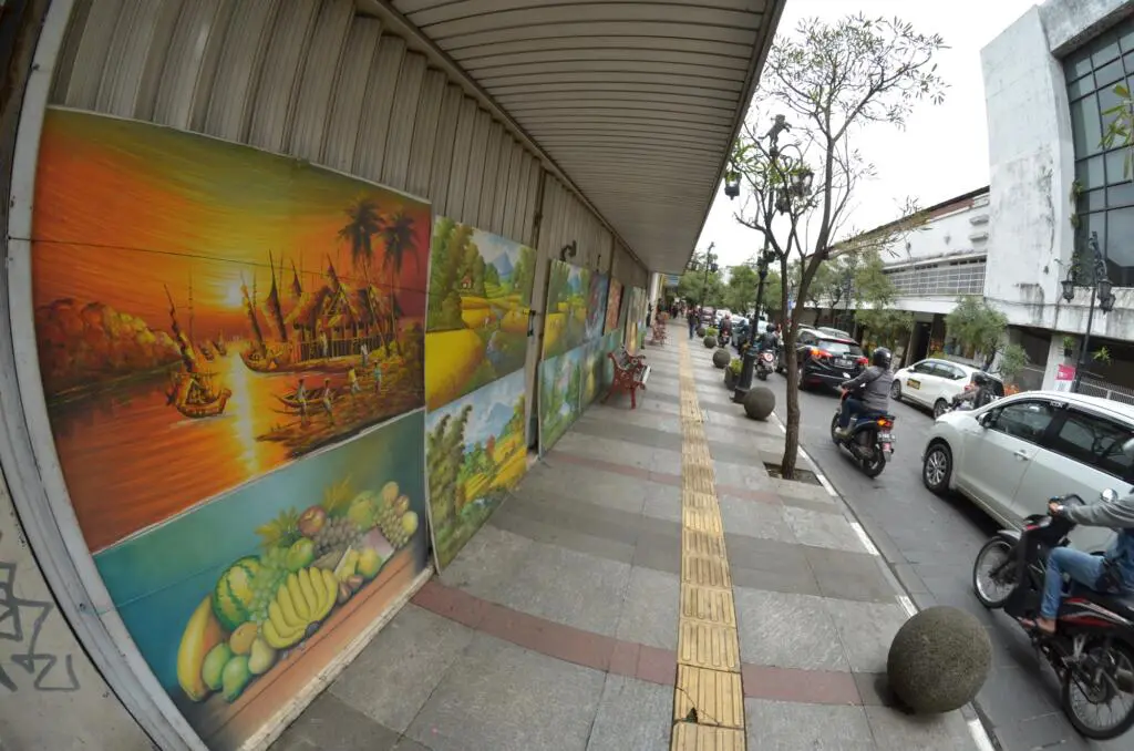 Lukisan di Jalan Braga salah satu tempat wisata di Bandung yang punya sejarah