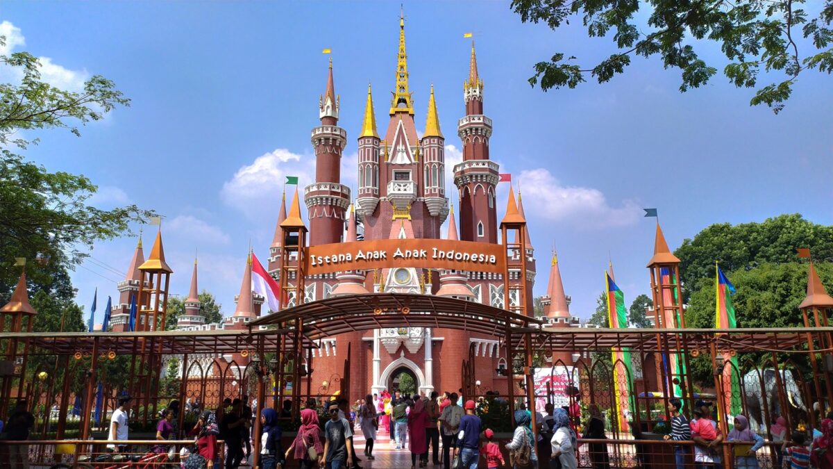 bangunan istana yang meniru desain istana di dalam cerita dongeng