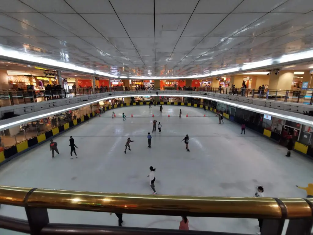 Ice Skating Taman anggrek tempat wisata di jakarta dengan wahana rink es
