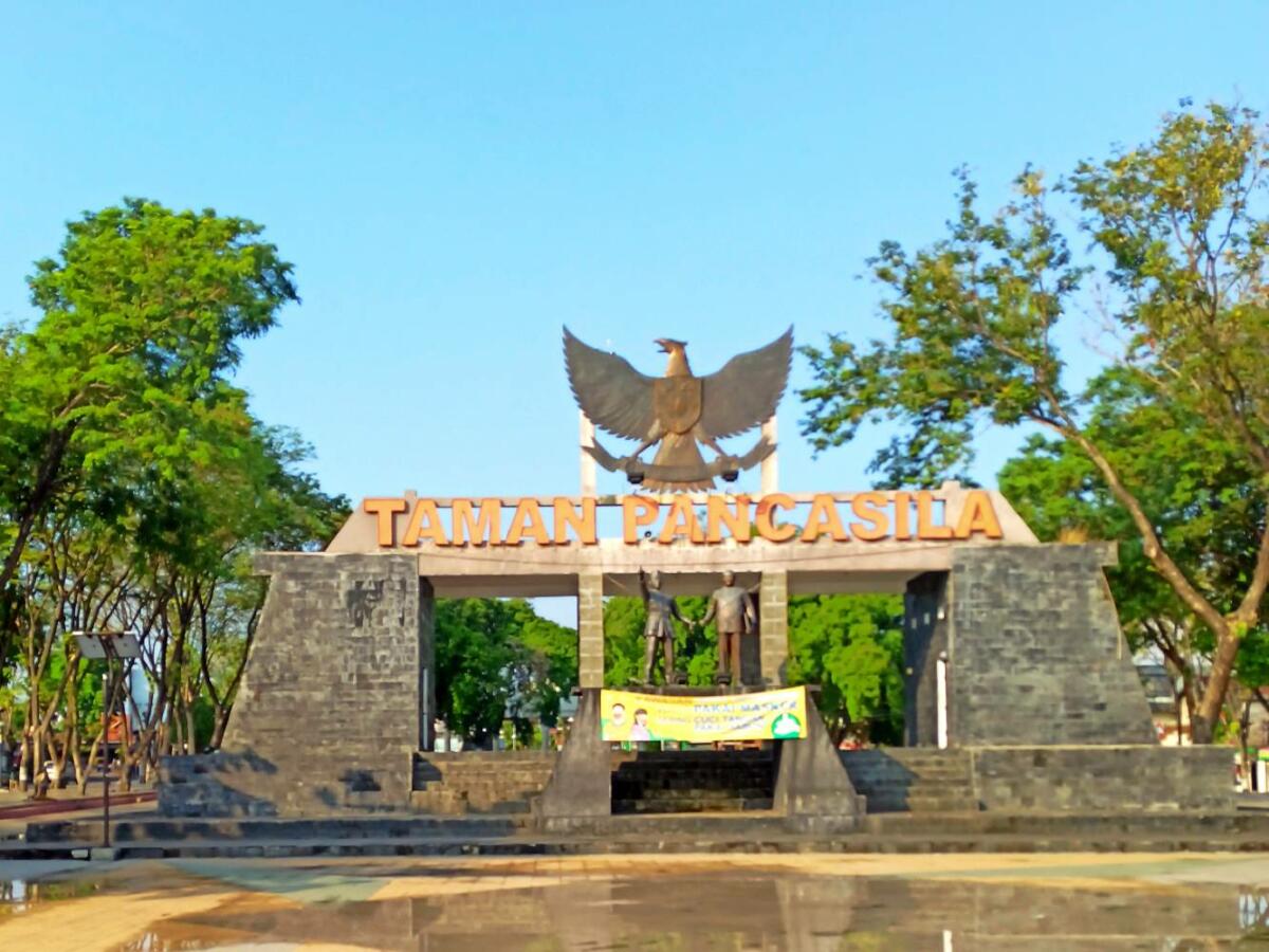 Monumen Patung Garuda Ikon Taman Pancasila
