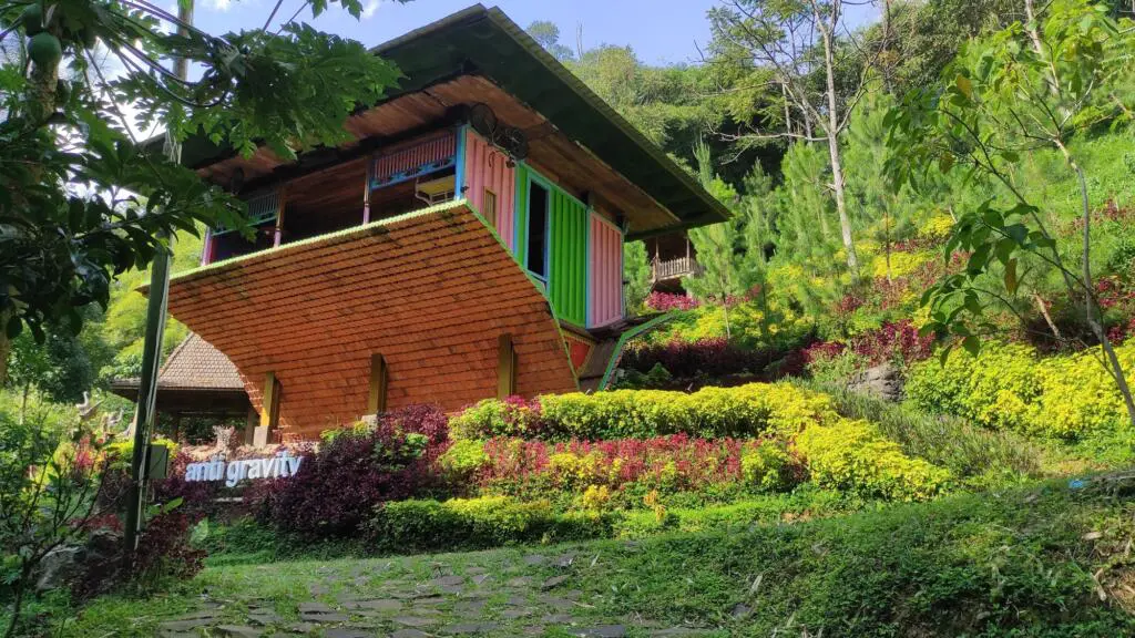 Dago Dream Park Tempat wisata di Bandung dengan spot foto rumah terbalik