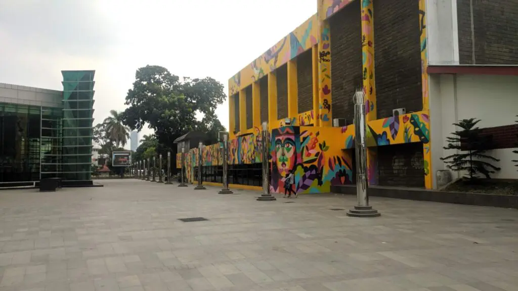 Dinding Taman Ismail Marzuki yang dihiasi mural membuat suasana lebih ceria