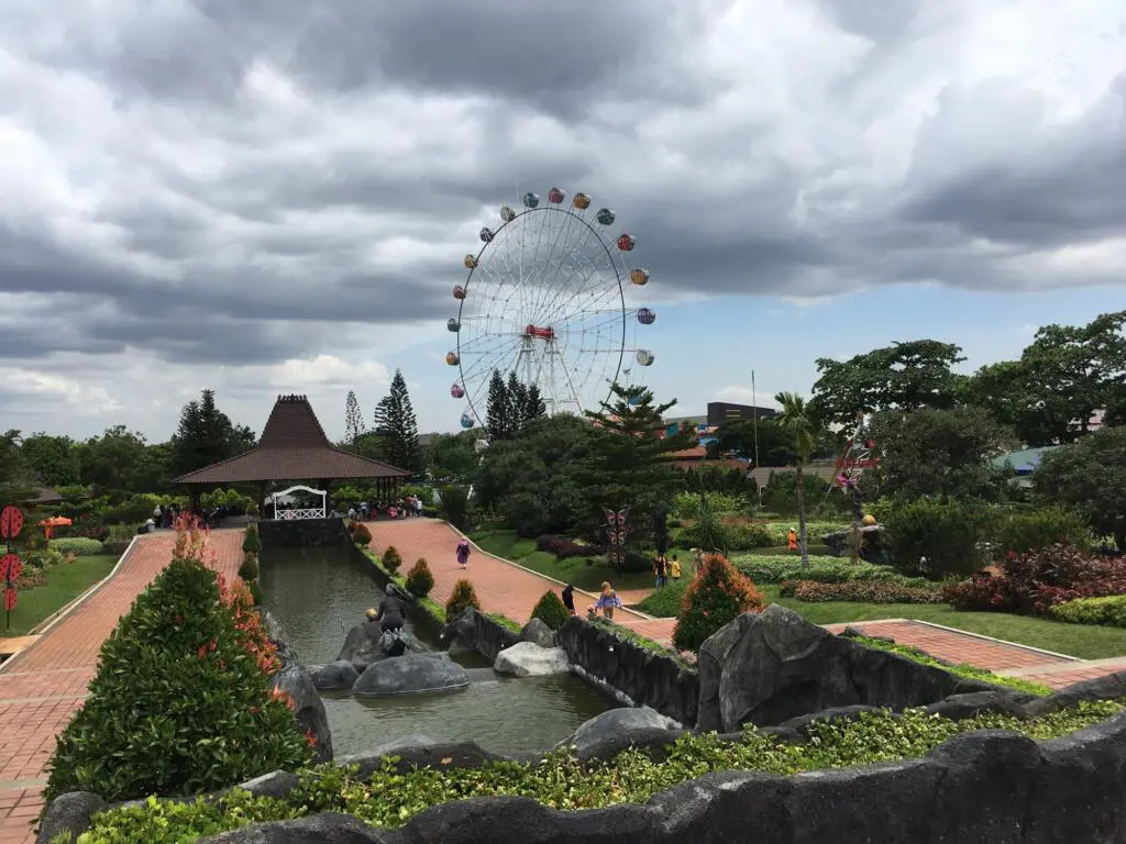 Wahana rekreasi Taman Mini salah satu tempat wisata di Jakarta