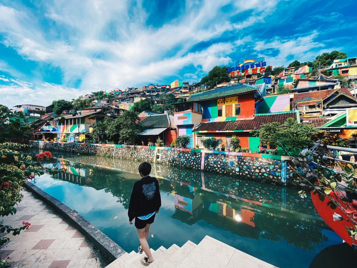 wisatawan berjalan melintasi kawasan Kampung Pelangi