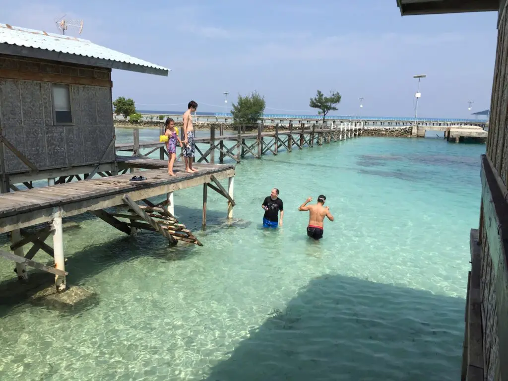 Wisatawan bersiap berenang di Tidung Lagoon Resort Pulau Tidung