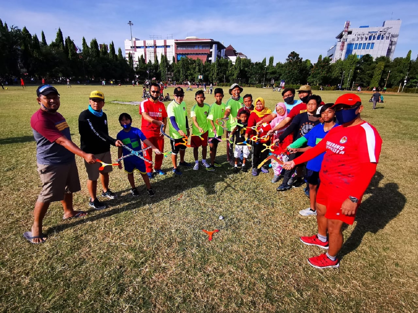 Komunitas Boomerang Berlatih di Simpang Lima
