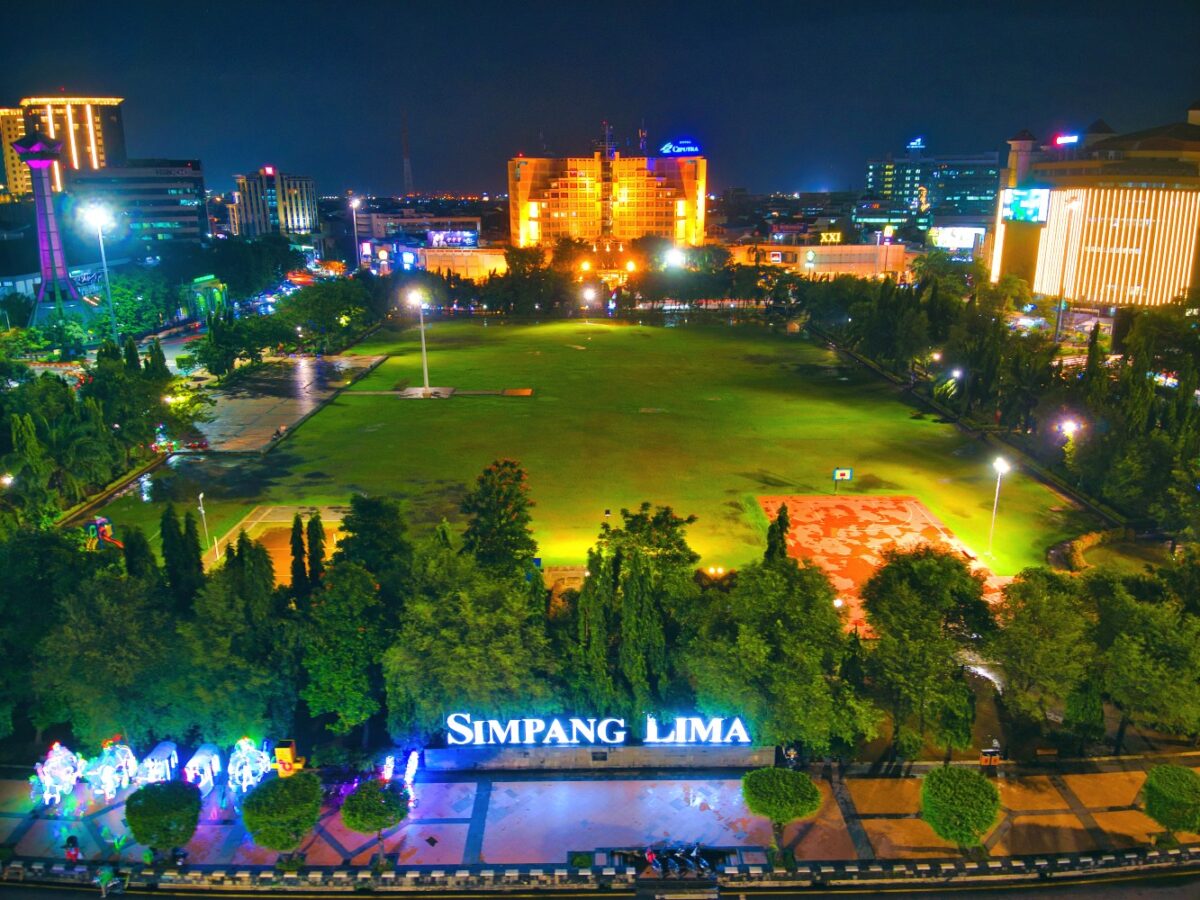 Lapangan Simpang Lima Semarang malam hari