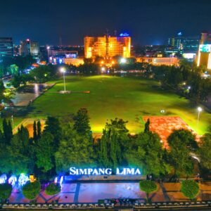 Lapangan Simpang Lima Semarang malam hari