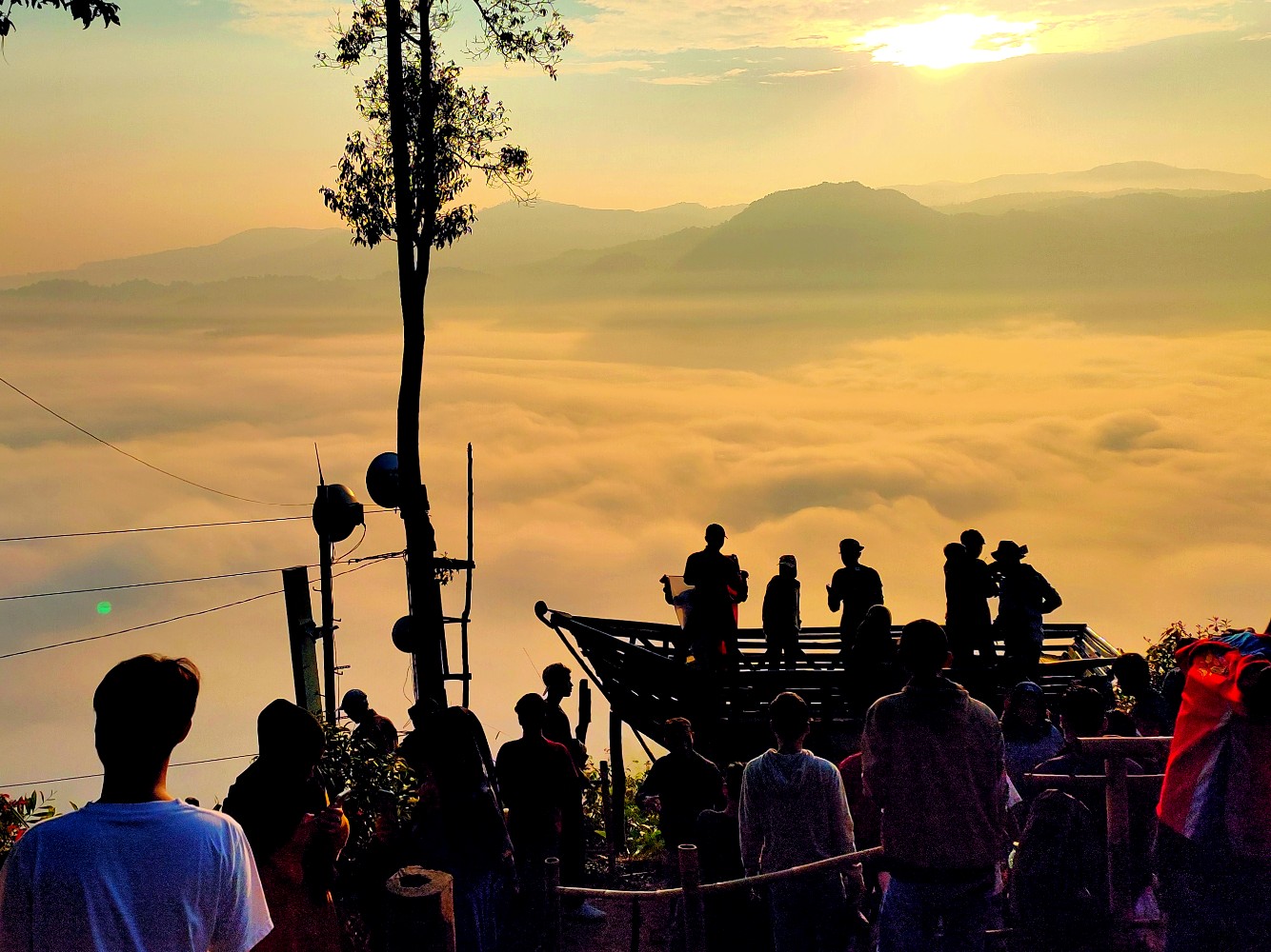 Matahari terbit di Gunung Luhur