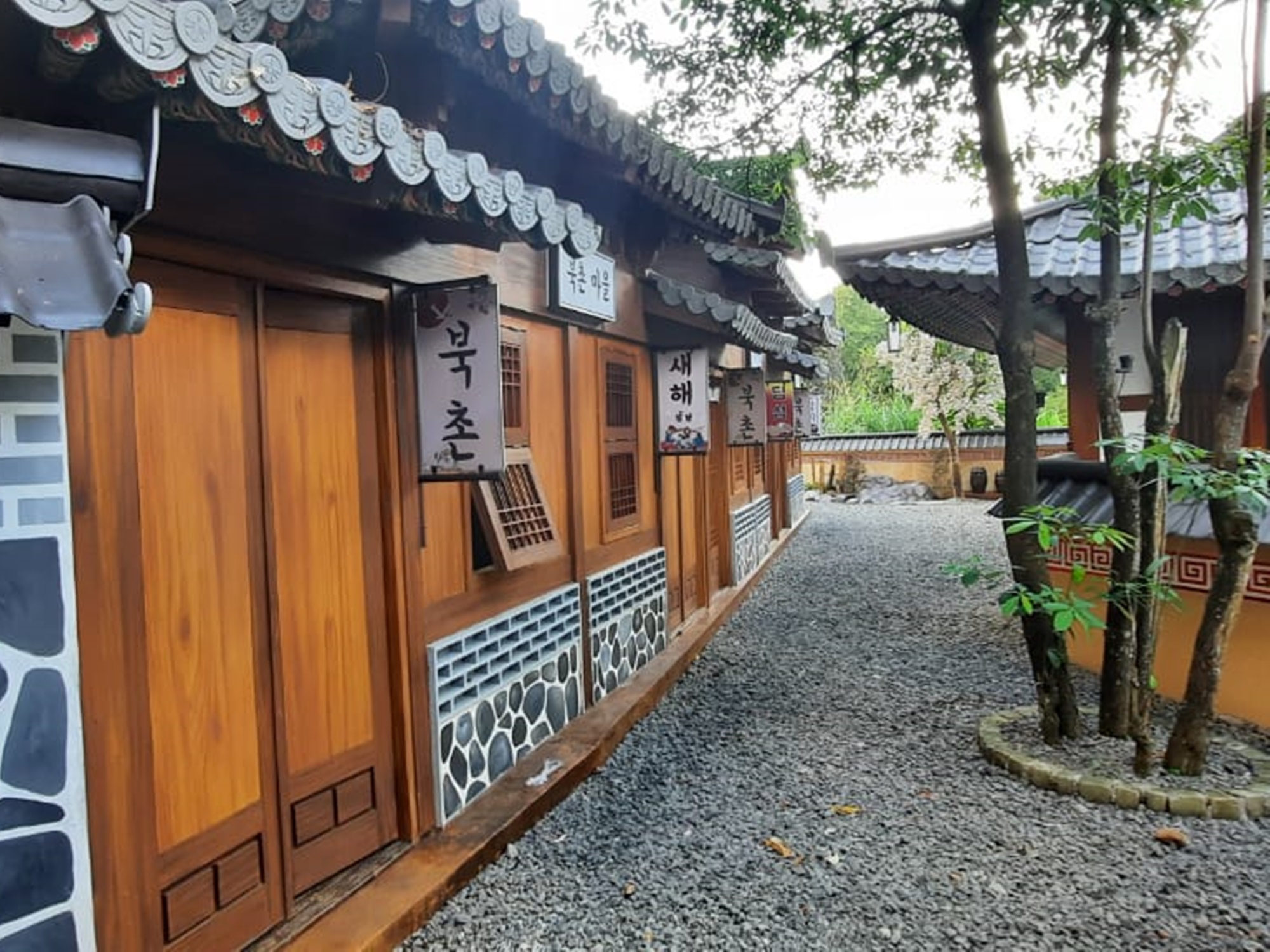 Bangunan dengan sentuhan gaya tradisional Korea Selatan