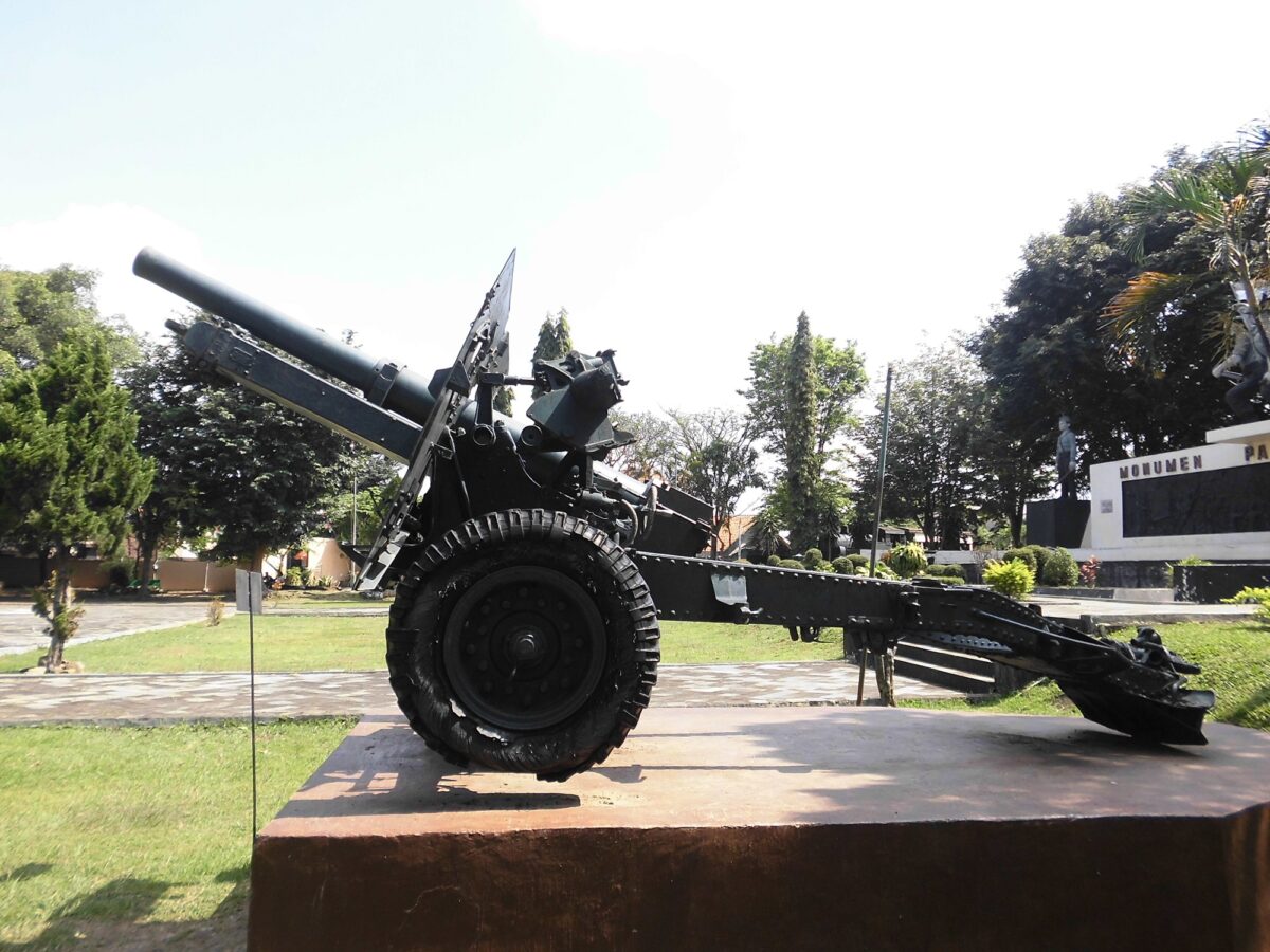 Meriam Perang di Halaman Monumen