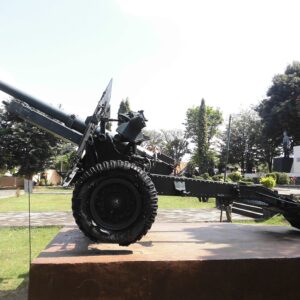 Meriam Perang di Halaman Monumen