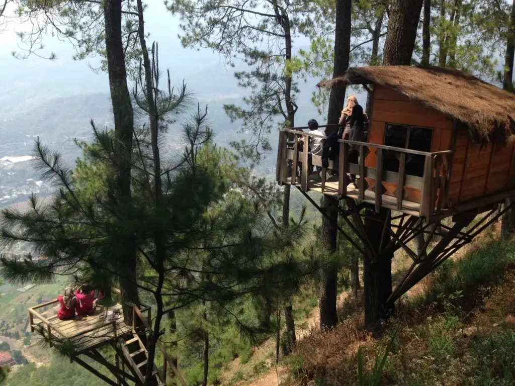omah kayu tempat wisata di Malang untuk menikmati keindahan kota dari ketinggian