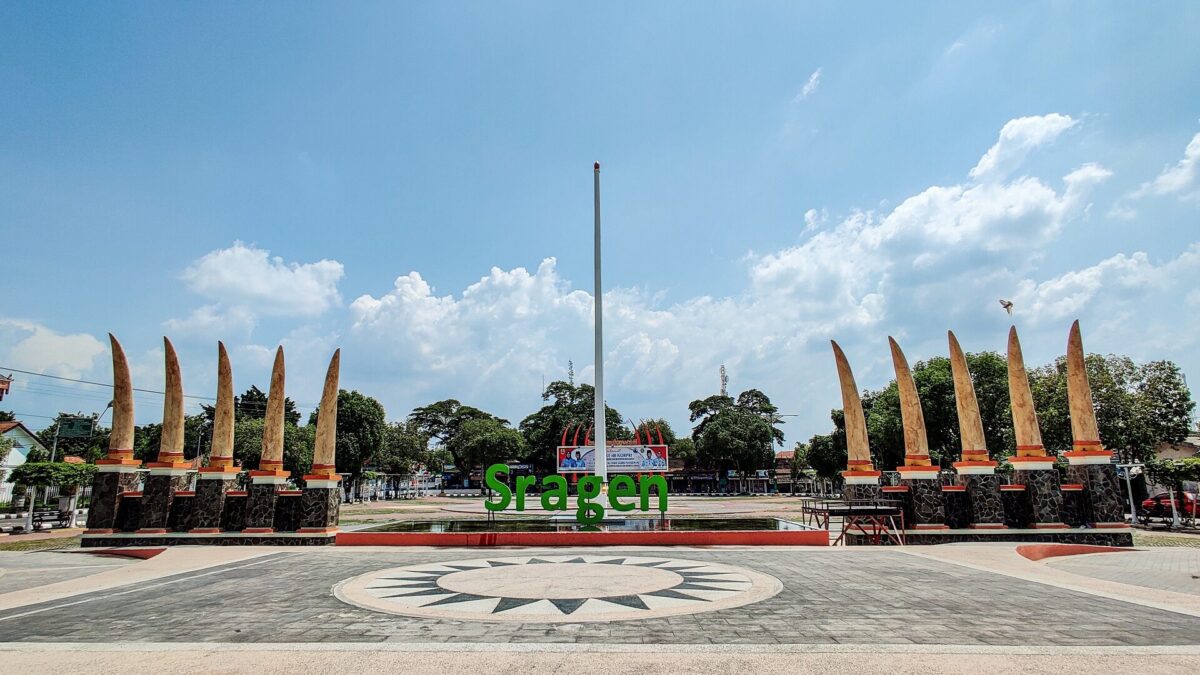 Ornamen Replika Gading Gajah Raksasa