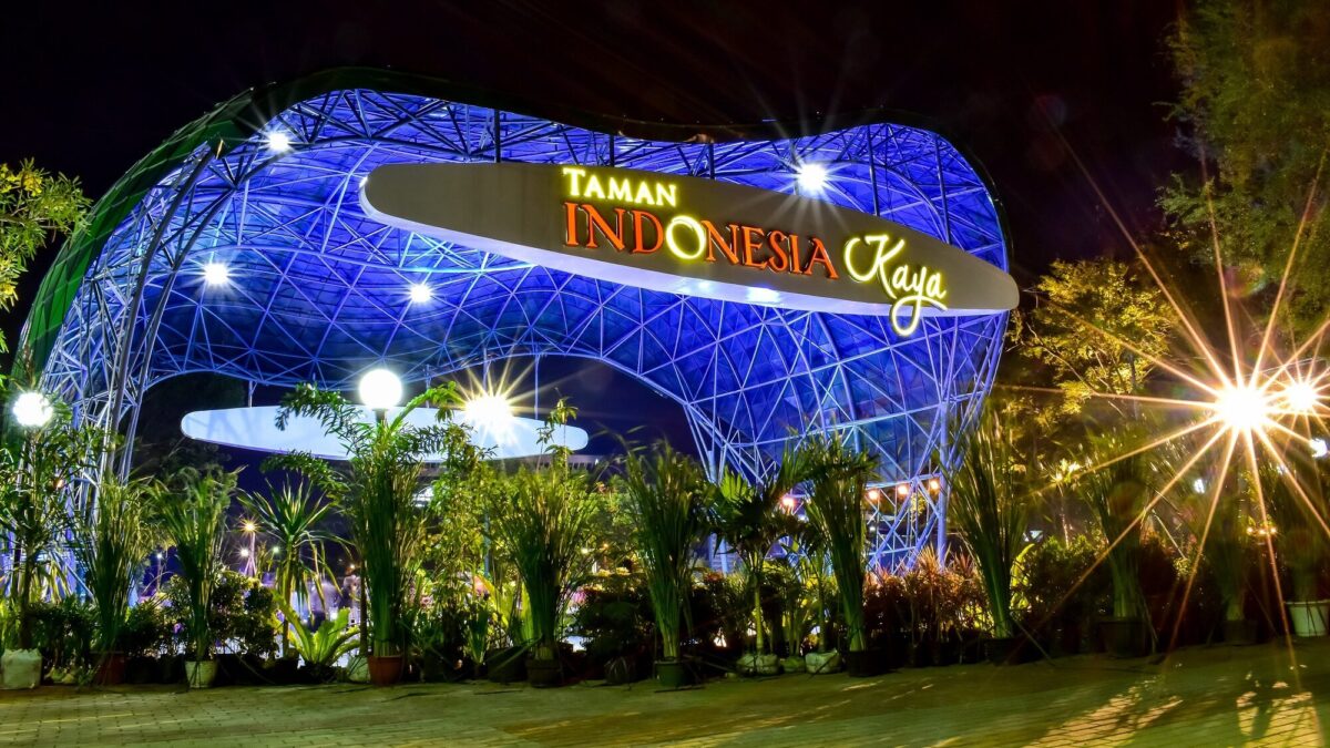 Panggung Hiburan di Malam Hari