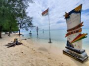 Pantai Bintang dengan pemandangan laut yang biru