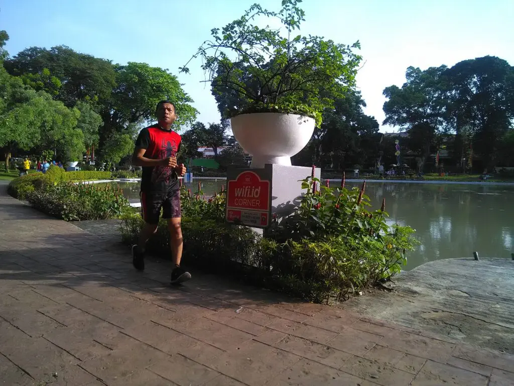 Jogging mengelilingi danau Taman Situ Lembang