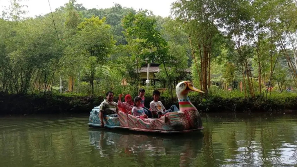 Boon Pring tempat wisata di Malang yang memiliki telaga hijau banyak wahana