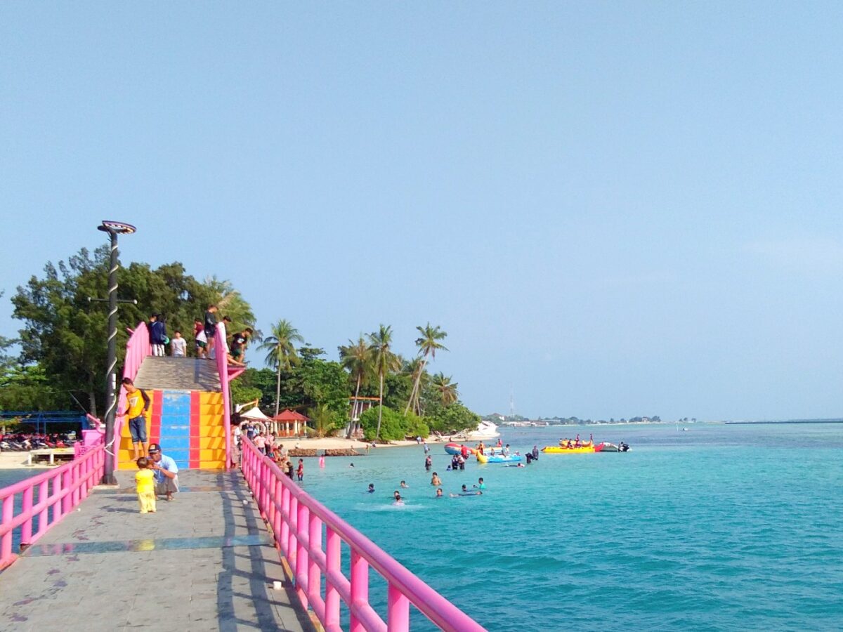 Spot favorit wisatawan di jembatan cinta Pulau Tidung