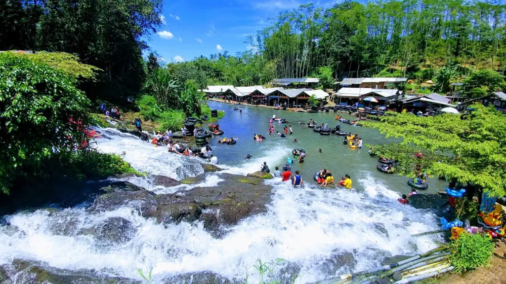 Sumber Maron tempat wisata di Malang dengan aktivitas berenang di sungai alami