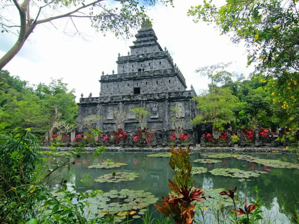 Lembah Tumpang Resort tempat wisata di Malang memiliki replika candi