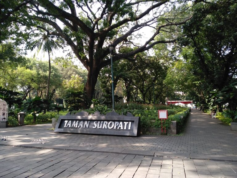 Pintu masuk Taman Suropati