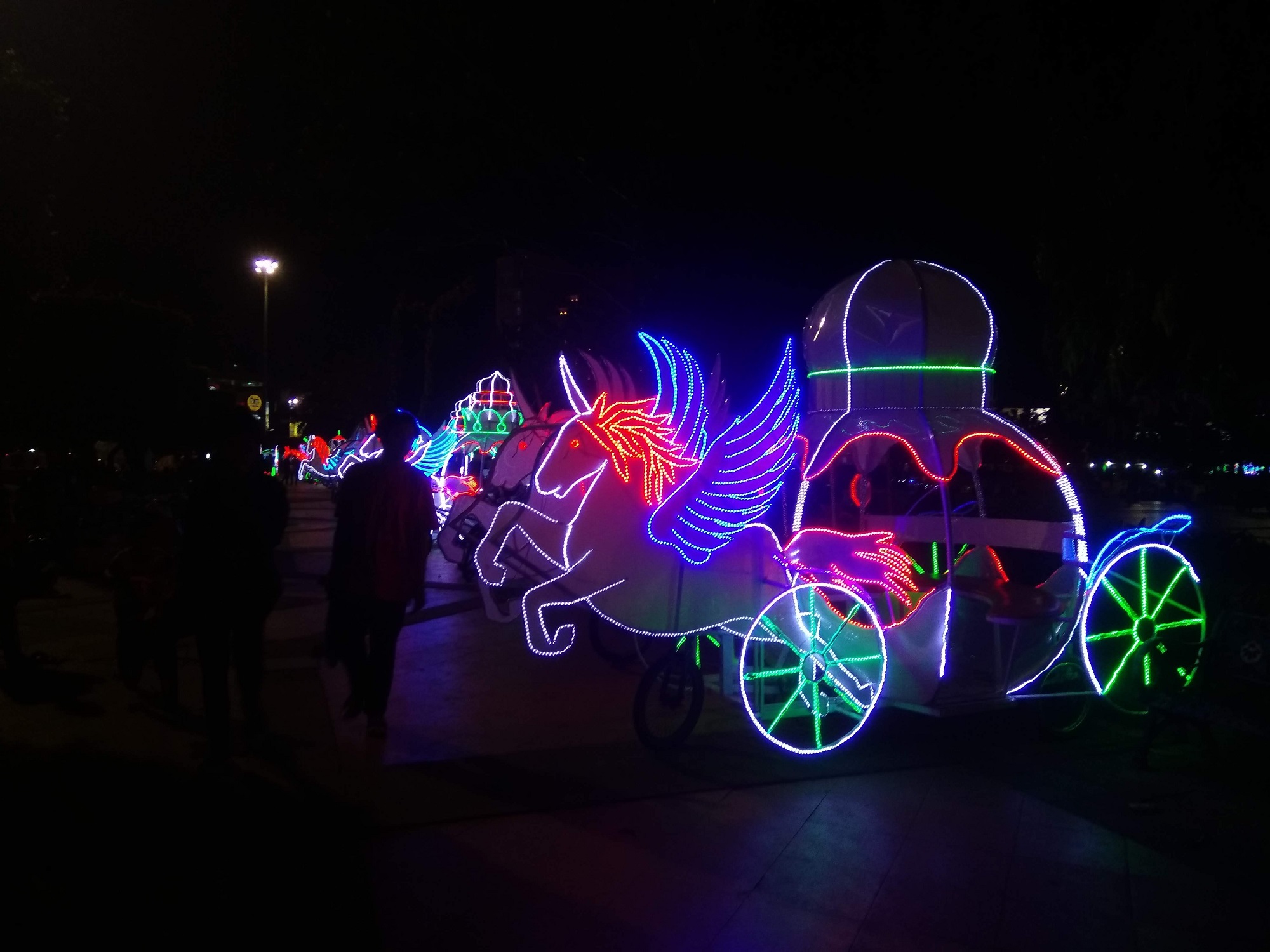 Sepeda Tandem yang Dihias dengan Lampu Unik