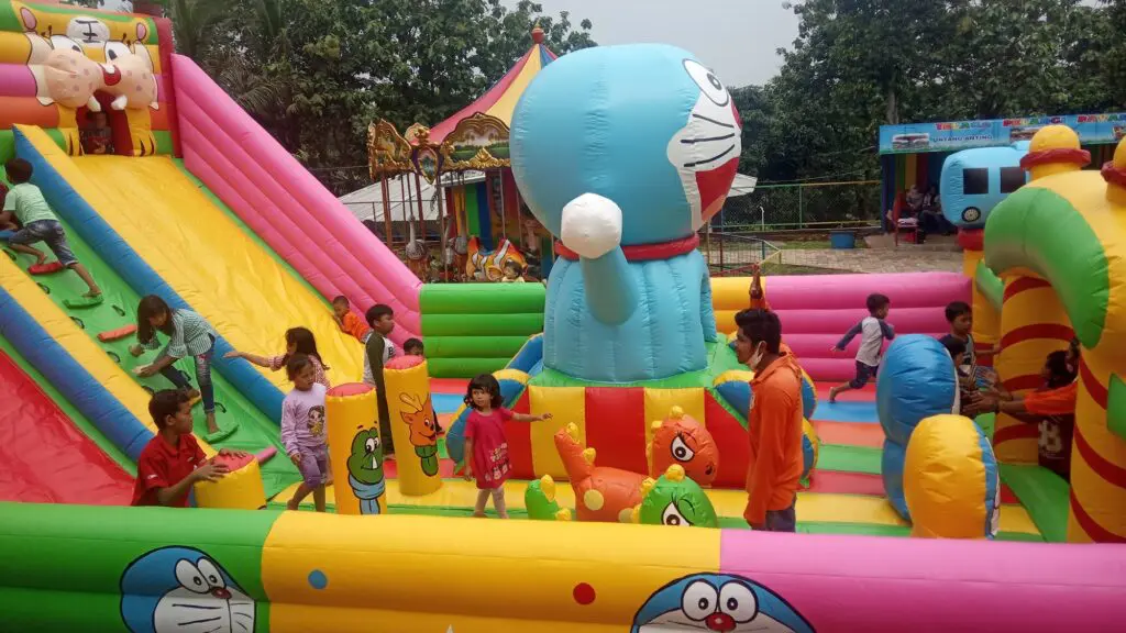 Anak-anak meramaikan wahana Istana Balon