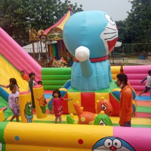 Anak-anak meramaikan wahana Istana Balon