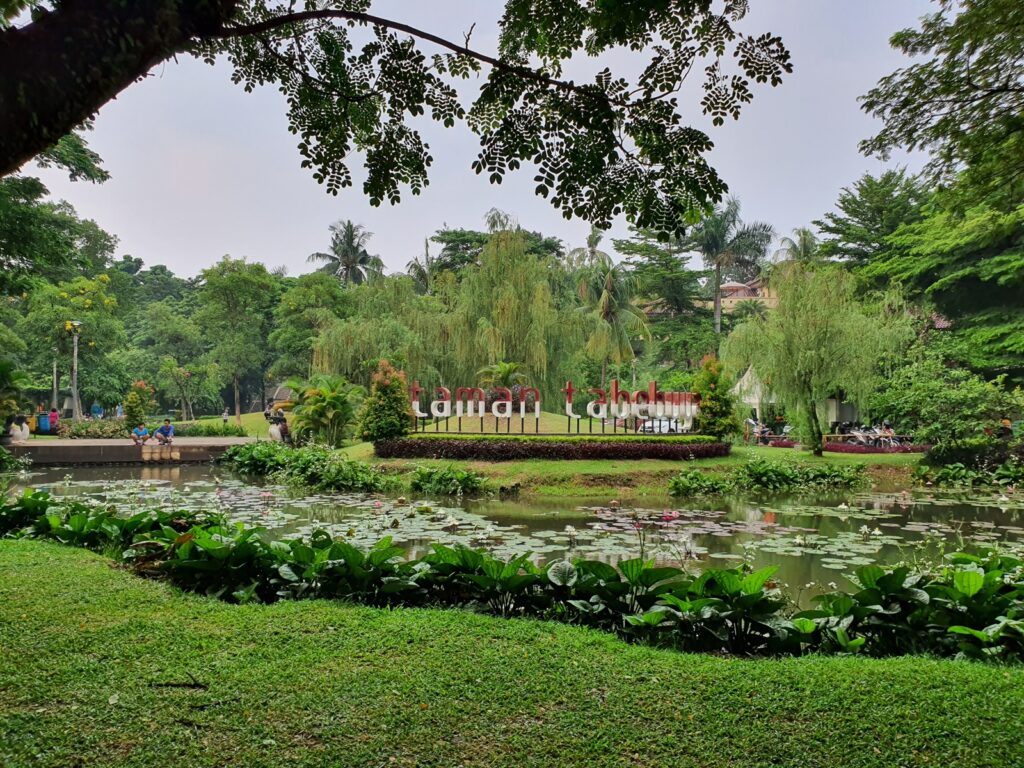 Taman Tabebuya dan kolam teratainya