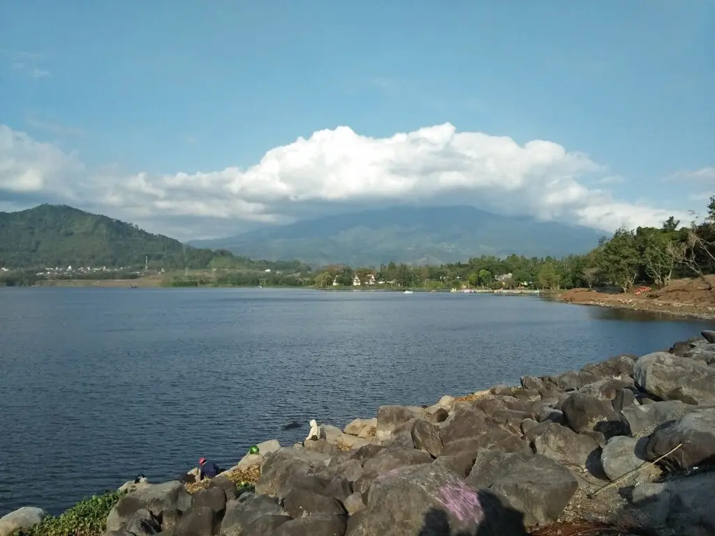 taman selorejo tempat wisata di Malang dengan danau berlatar pegunungan