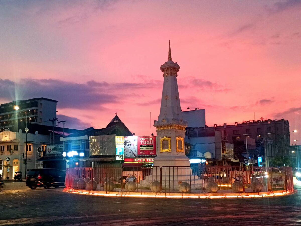 Tugu Pal Putih Tempat Wisata di Yogyakarta