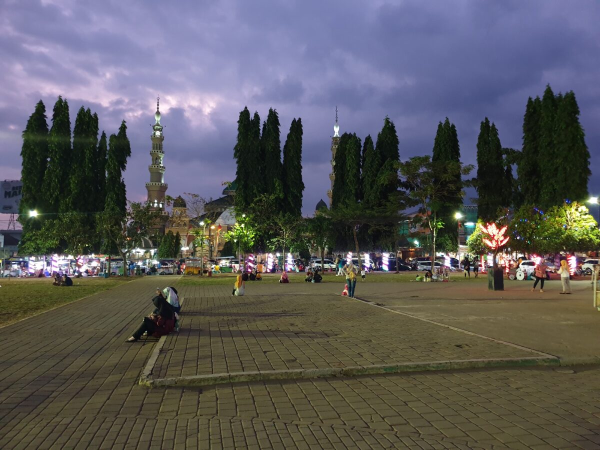Wisatawan Menikmati Malam di Alun-alun
