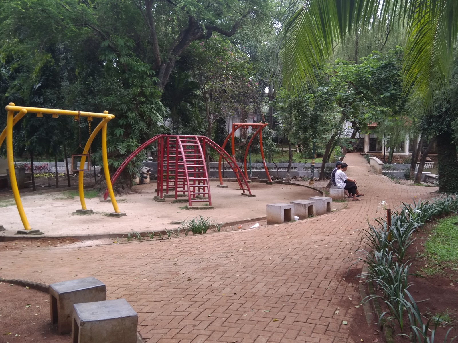 Wahana bermain anak-anak di salah satu sudut taman