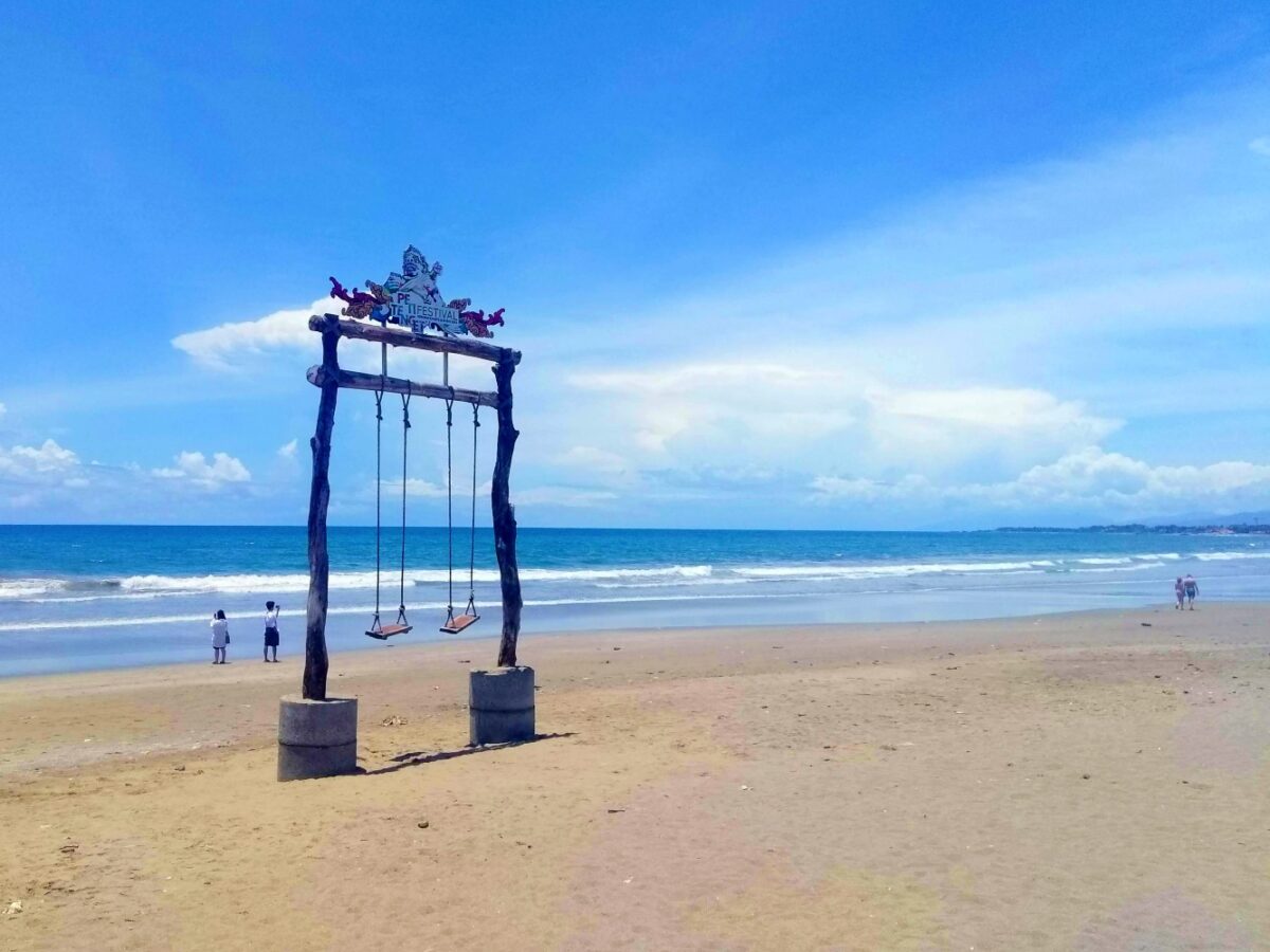 Ayunan di tepi pantai petitenget