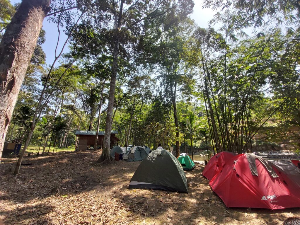 Sejumlah tenda berdiri di bantaran Sungai Landak