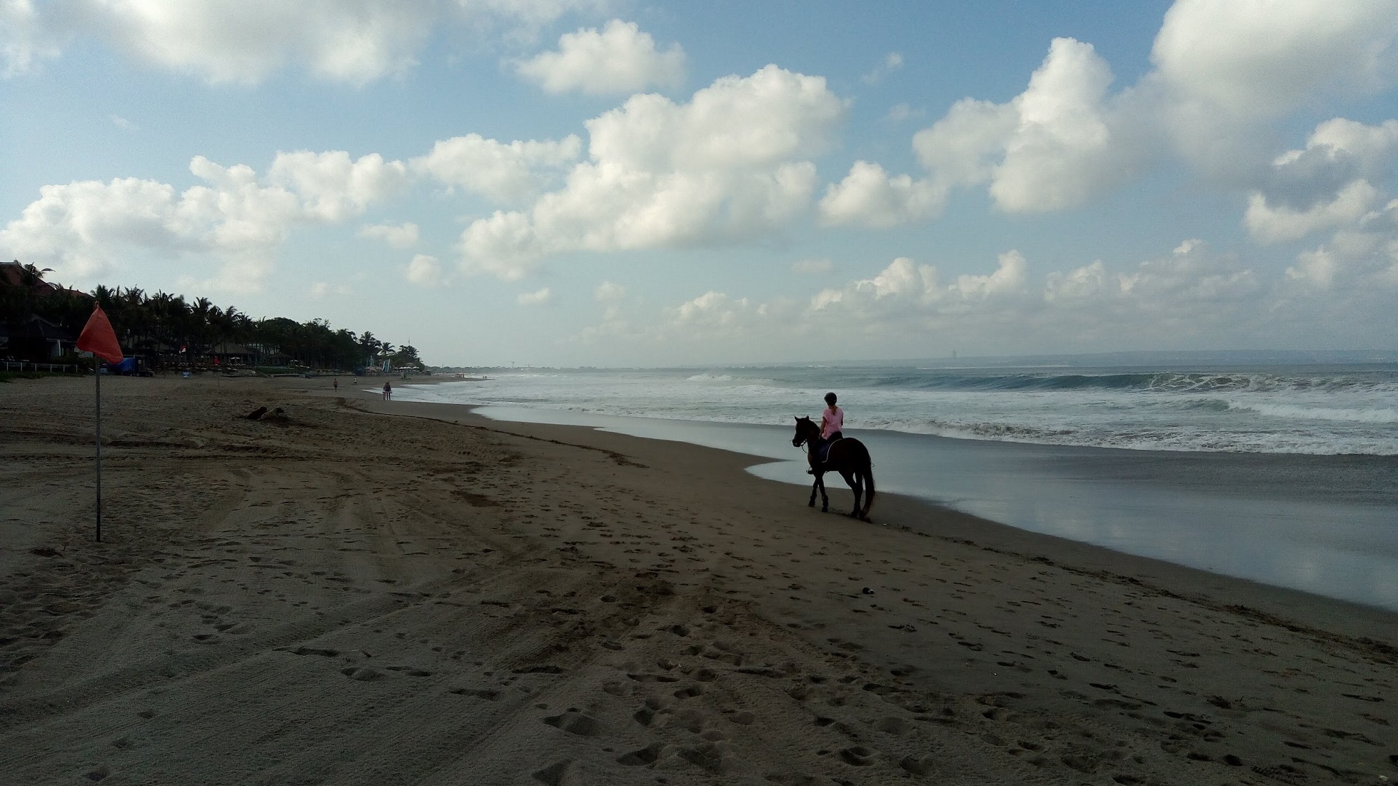 Berkuda Menyusuri Pesisir Pantai